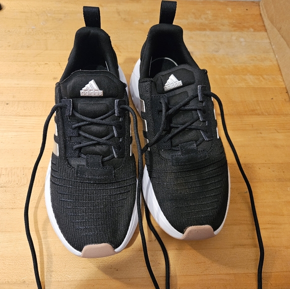 Adidas Womens Swift Run 23 Sneakers Size 6.5 Black/Silver. - Picture 1 of 7